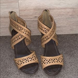 Chestnut Wedge with cute cut out design!
